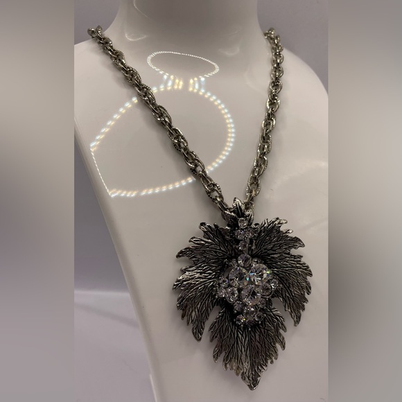 Beautiful Vintage Silver Tone Chain Linked Necklace Large Leaf Crystal Pendant - Picture 5 of 7